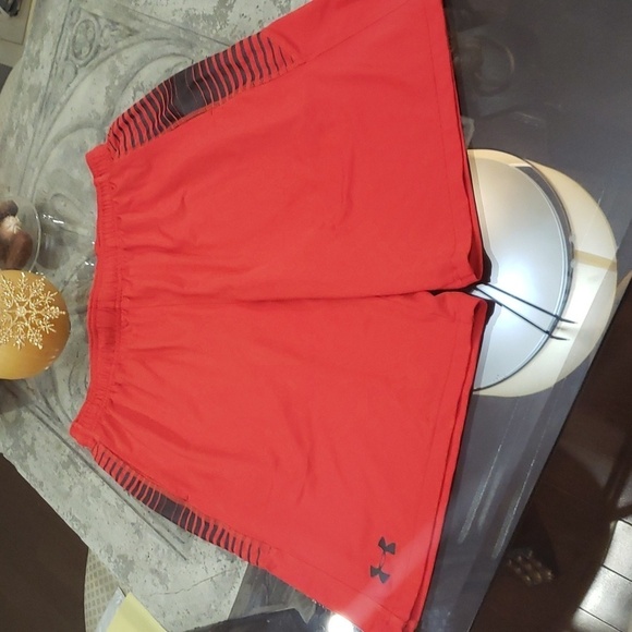 UNDER ARMOUR MEN'S HEAT GEAR LARGE SHORTS LOKE NEW - Picture 2 of 10